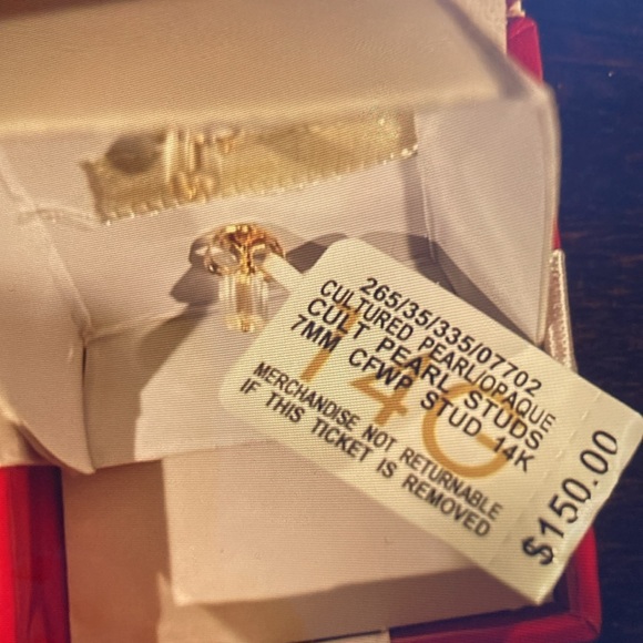 BRAND NEW MACY’S PEARL EARRINGS - Picture 2 of 4